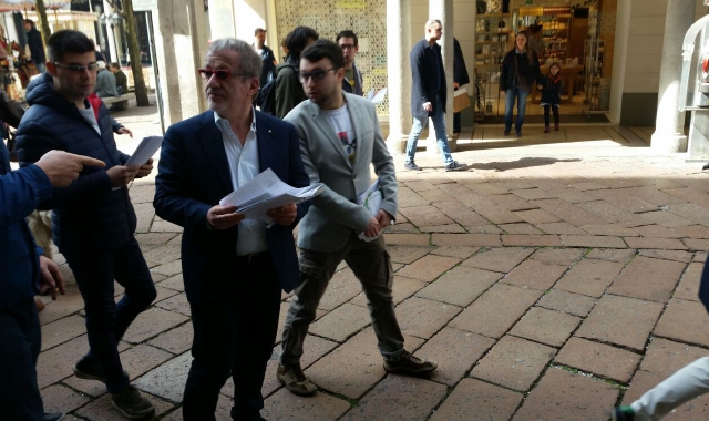 Roberto Maroni in centro a Varese (Foto Red.)