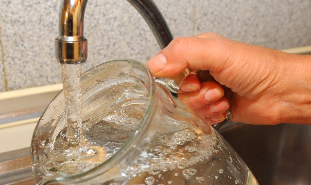 La gente è costretta a usare acqua minerale per lavarsi 