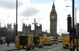 Terrore a Londra, auto sulla folla poi attacco a Westiminster: 4 morti