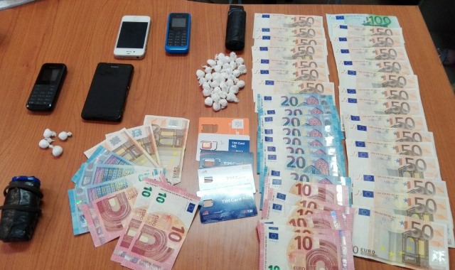 I carabinieri hanno sequestrato soldi, cocaina e telefoni