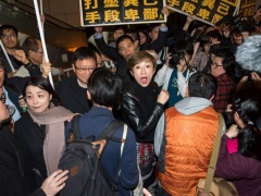 Hong Kong, dopo le elezioni al via stretta contro gli oppositori