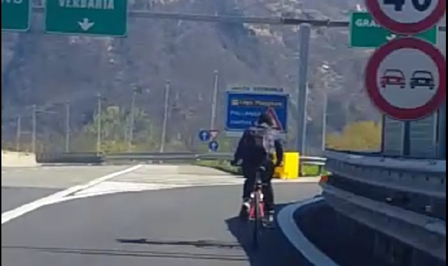 In bicicletta sull’autostrada: multato