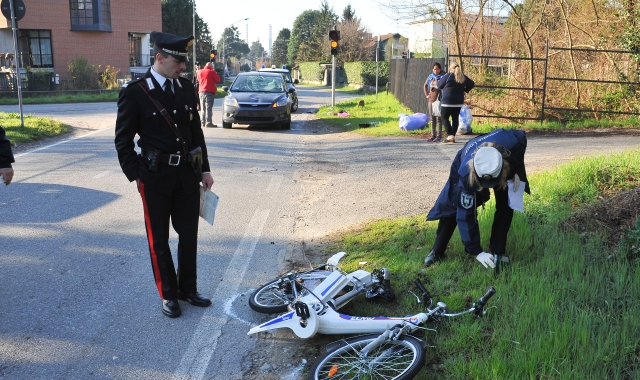 La bicicletta della donna è stata sbalzata a decine di metri dal punto dell’impatto (Pubblifoto)