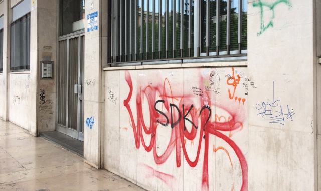 Il portico di largo Tosi vittima del degrado (Pubblifoto)