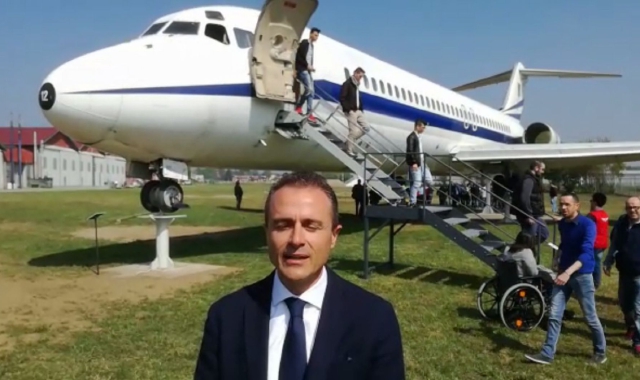Marco Reguzzoni di fronte al DC9 inaugurato sabato 8 aprile