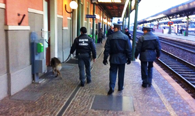 I cani antidroga sono le nuove armi usate in stazione contro lo spaccio (Foto Blitz)