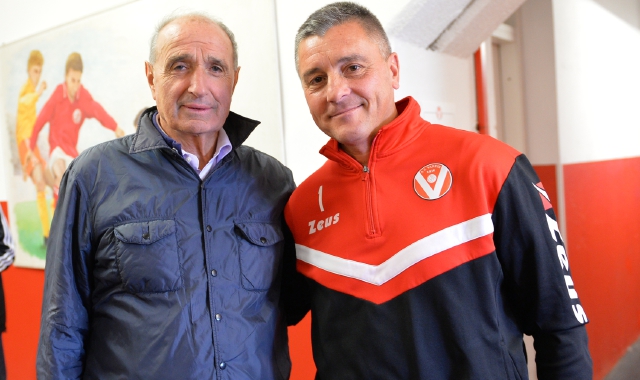 Spartaco Landini in una foto del 2014 quando era ds del Varese: con lui l’attuale tecnico biancorosso Stefano Bettinelli (Archivio)