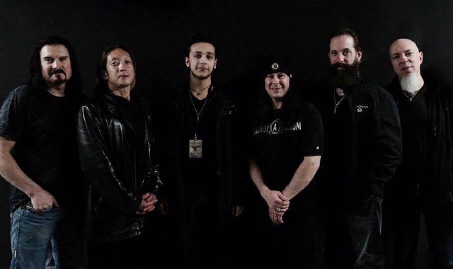 Davide Anselmi, al centro, con i Dream Theater,  icone assolute del prog-metal (facebook)