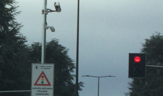 Le telecamere installate in questi giorni sullo spartitraffico di viale Cadorna  (Foto Pubblifoto) 