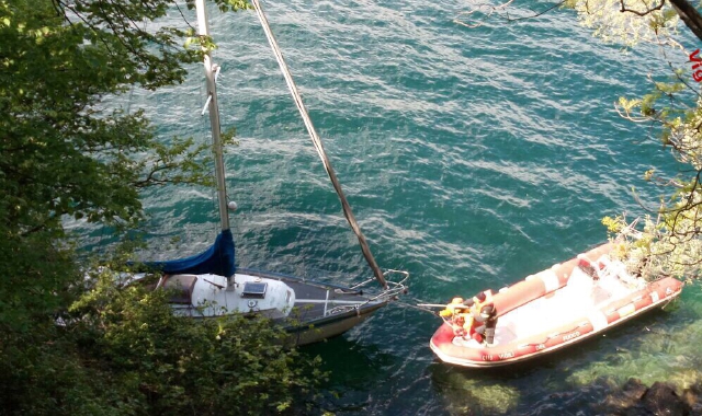 L’imbarcazione recuperata dai vigili del fuoco nel lago Maggiore (Foto Vdf)