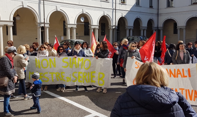 Protestano le maestre d’asilo