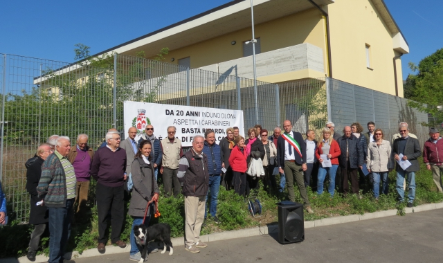 La protesta degli abitanti di Induno per la caserma dei carabinieri: al centro il sindaco Marco Cavallin (Blitz)