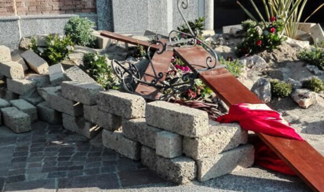 Abbattuto il crocifisso fuori dalla Chiesa Nuova, indignazione a Sacconago (Foto Blitz)
