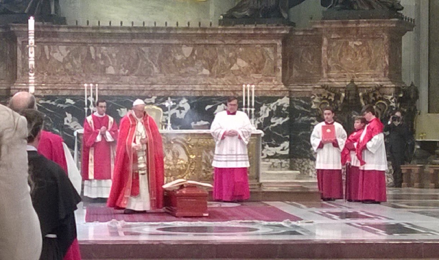 Papa Francesco celebra il funerale del cardinale Nicora in San Pietro