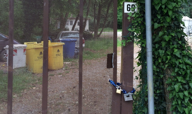Il cancello di via Jucker sbarrato (Pubblifoto)