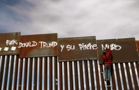 Trump fa marcia indietro su muro con Messico: non sarà nel bilancio