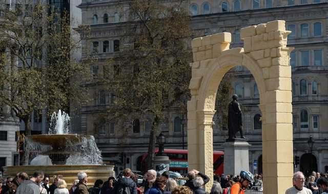 La copia dell’Arco di Palmira in Trafalgar Square a Londra