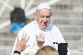 Papa: unico estremismo ammesso per i credenti è la carità