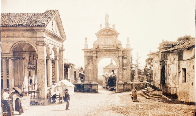 «L’arco di ingresso (1900) alla Via Sacra a Santa Maria del Monte» in una fotografia di Francesco  Fidanza