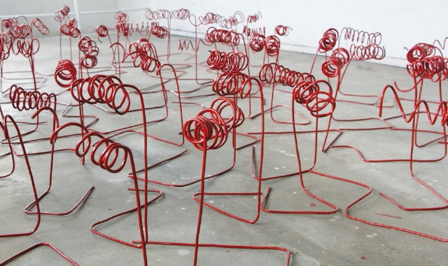«Senza titolo» (2017), installazione di «Legature» in  ferro smaltato rosso di Jano Sicura