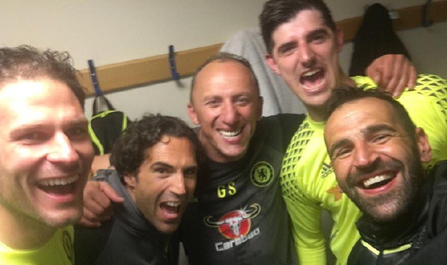 Spinelli (al centro) con i suoi “allievi” al Chelsea. Alla sua sinistra il portiere titolare Thibaut Courtois (twitter)