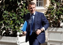Francia, Macron svela il nuovo governo, alle 15 l'annuncio