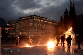 La Grecia sotto pressione approva nuove misure di austerità