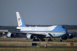 Trump scende dall'Air Force One salutando, accolto da Alfano