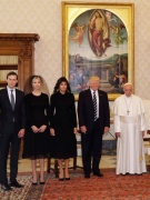 Trump in Vaticano, lui sorride, Bergoglio resta più che serio