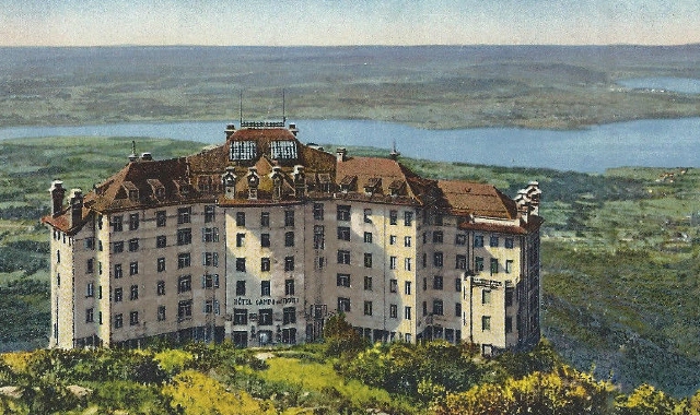 Veduta panoramica del Grand Hotel Campo dei Fiori, edificato tra il 1910 e il 1913, in una cartolina d’epoca