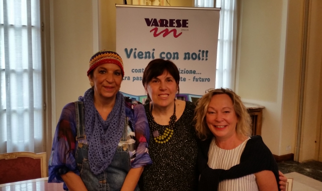 La presidente Antonia Calabrese con due volontarie dell’associazione “Varese In” 