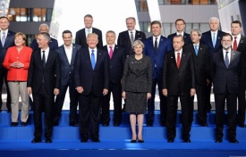 Nato, Trump si fa largo spintonando il premier del Montenegro