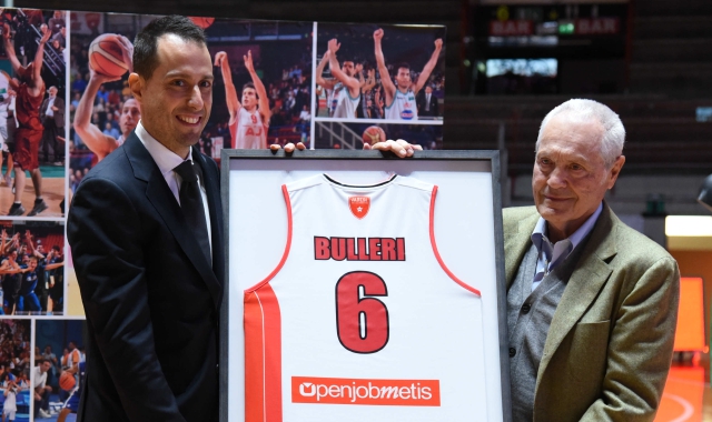 Massimo Bulleri premiato da Toto Bulgheroni il giorno dell’addio al basket giocato (Foto Blitz)