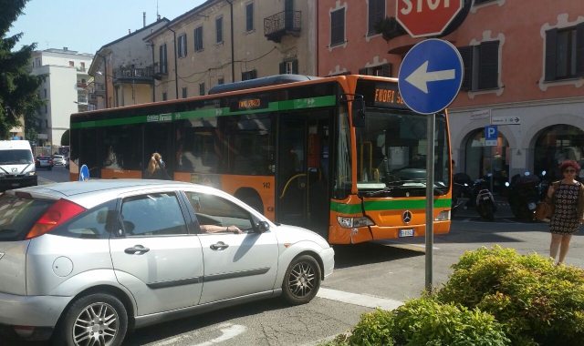 L’auto e il bus coinvolti nello scontro all’incrocio (Foto Red.)