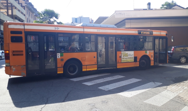 Il bus della linea A bloccato all’imbocco di via Fratelli Pavesi