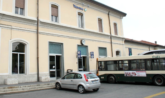 La stazione di Trenord di piazzale Trieste dove arrivò il treno con palpeggiatore e vittima