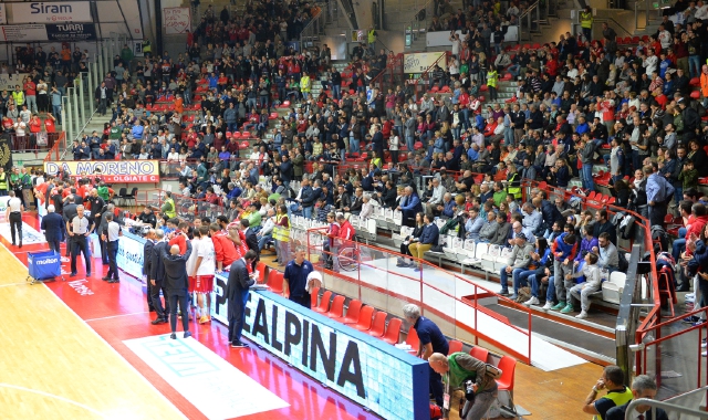 Per il quarto anno di fila il pubblico di Varese ha numeri da playoff (foto Blitz)
