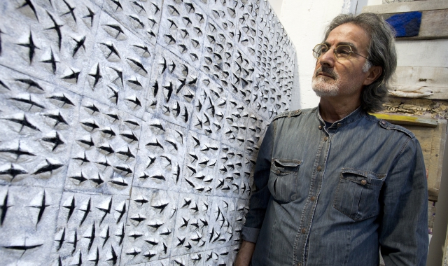 Raffaele Penna davanti a un «Volo», sua opera simbolo (foto di Alberto Lavit)