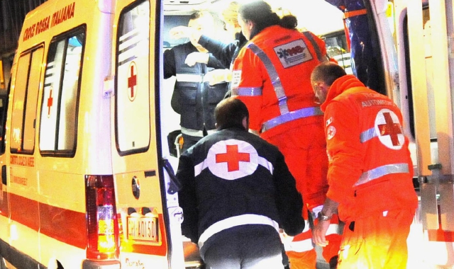 È stato necessario l’intervento dell’ambulanza per soccorrere  alcuni giovani che in vena di far festa hanno esagerato con alcol e spinelli e si sono sentiti male