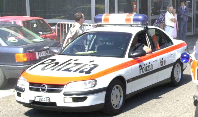 Scontro tra auto della polizia svizzera