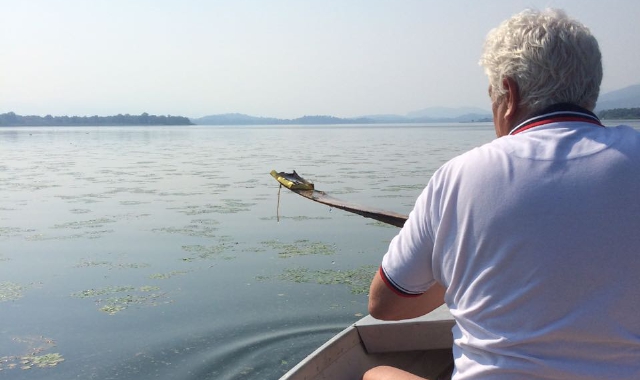 Lumini nel lago, polemica accesa