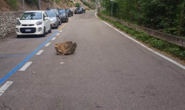 Il masso caduto su via Sommaruga (foto della lettrice Gloria Comatidis)