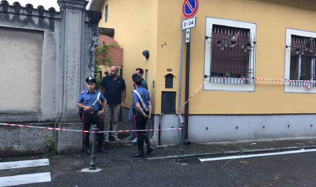 I carabinieri blindano l’ingresso dell’abitazione in cui è avvenuto l’omicidio (Blitz)