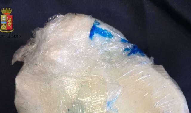Il “sasso” di cocaina sequestrato ai due albanesi dalla Questura di Varese