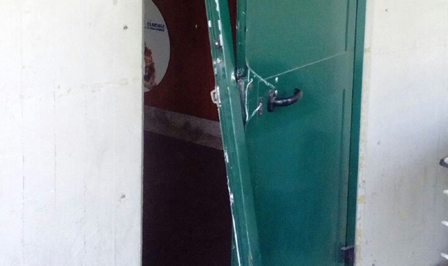 La porta della sede della Pro loco distrutta dai vandali (Foto Blitz)