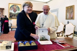 Papa riceve Merkel, attenzione a povertà, fame, clima e terrorismo