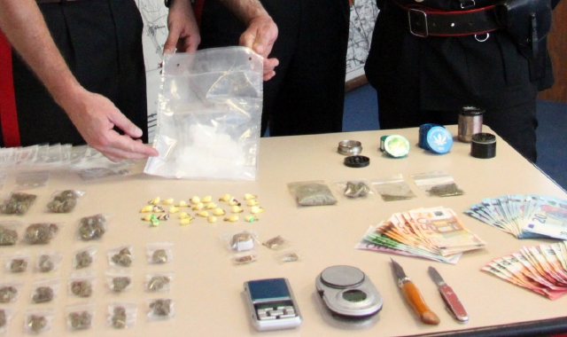 Droga e altro materiale sequestrati dai carabinieri (Blitz)  