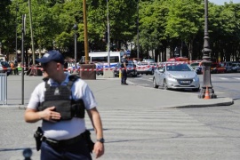 Parigi, auto contro furgone polizia, il conducente era armato