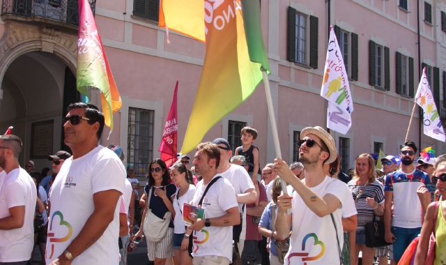 Il corteo arcobaleno del Varese Pride in via Sacco  (Foto Blitz)