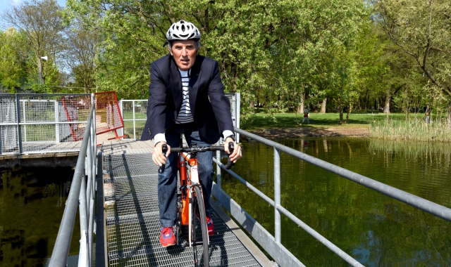 Gianni Spartà  sulla sua amata bicicletta (foto di Giorgio Lotti)